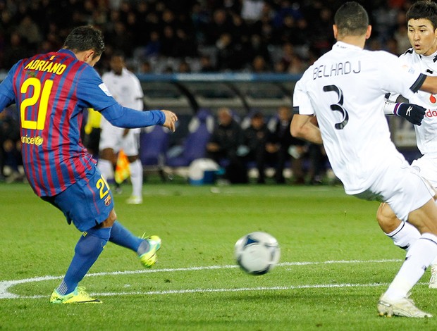 adriano barcelona gol al sadd (Foto: Agência Reuters)