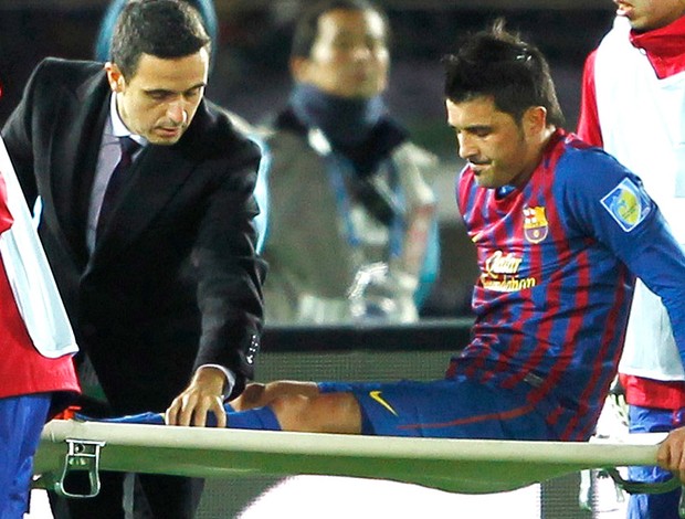 David Villa deixa o jogo do Barcelona lesionado (Foto: Reuters)
