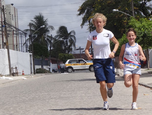 Yane correndo ao lado da sobrinha Larissa (Foto: Terni Castro, GLOBOESPORTE.COM)