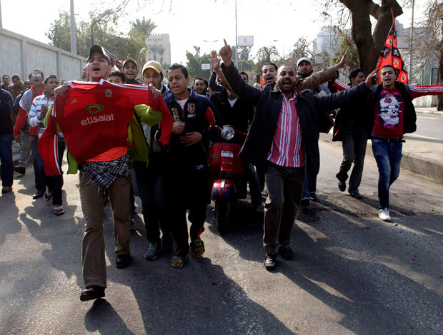 protesto cairo confusão mortes estádio port said egito (Foto: Agência Reuters)