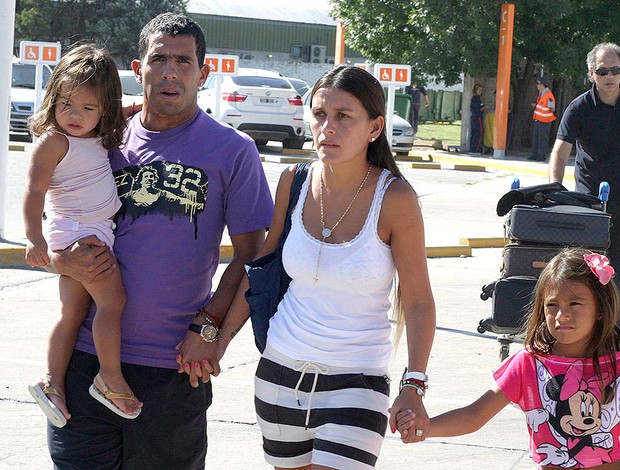 Tevez com a família na Argentina (Foto: Reuters)