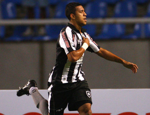 Antonio Carlos comemora o gol contra o Santos