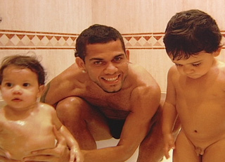 Daniel Alves e bebês