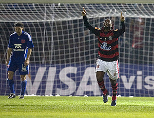 Vagner Love comamora gol do Flamengo