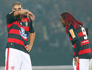 Adriano e Vágner Love no jogo do Flamengo