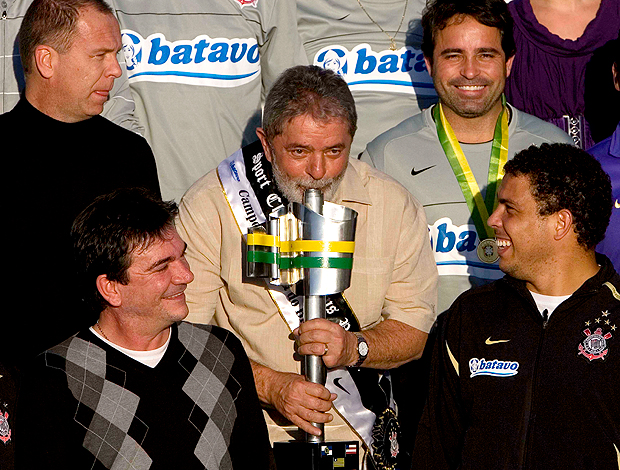Andres Sanchez ao lado de Lula e Ronaldo com a taça da Copa do Brasil (Foto: Agência Estado)