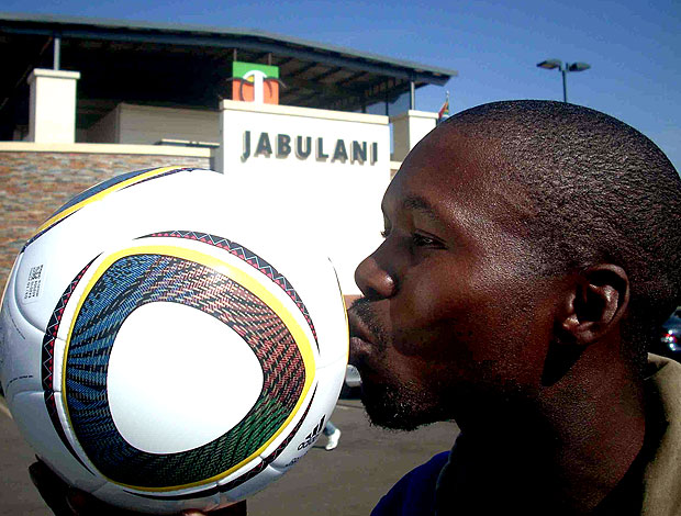 Guardador de carros do shopping de Jabulani beija a bola
