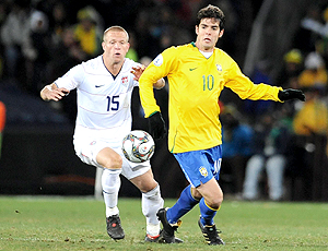 Jay DeMerit, jogador da seleção dos EUA, marca Kaká, do Brasil (Foto: agência Getty Images)