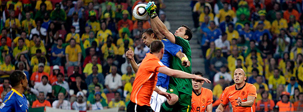 Julio Cesar gol Holanda jogo Brasil  (Foto: Reuters)