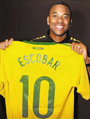 Robinho mostra camisa do Brasil com nome Escobar