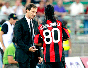 Massimiliano Allegri  treinador do Milan conversa com ronaldinho gaúcho