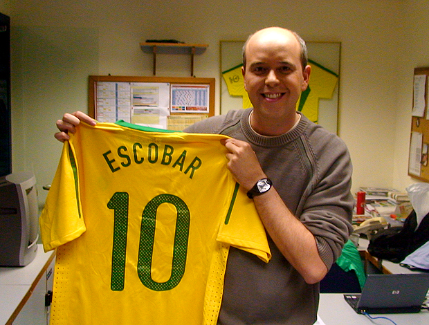 Escobar, recebe camisa do Brasil com seu nome