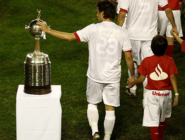 Rafael Sobis passa a mão na taça da Libertadores (Foto: EFE)