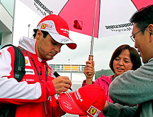 Massa dando autógrafos nos boxes do GP da Bélgica