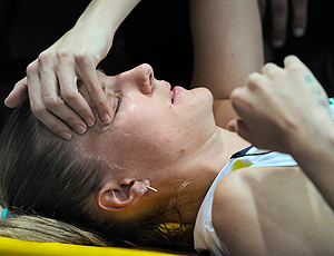 Mari machucada na partida de vôlei do Brasil contra Polônia