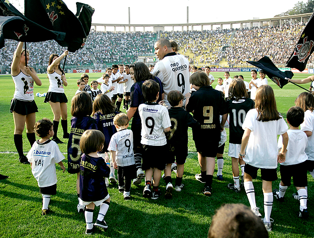 Ronaldo crianças Corinthians x Vitória
