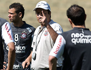 Adilson Batista com os jogadores no treino do Corinthians