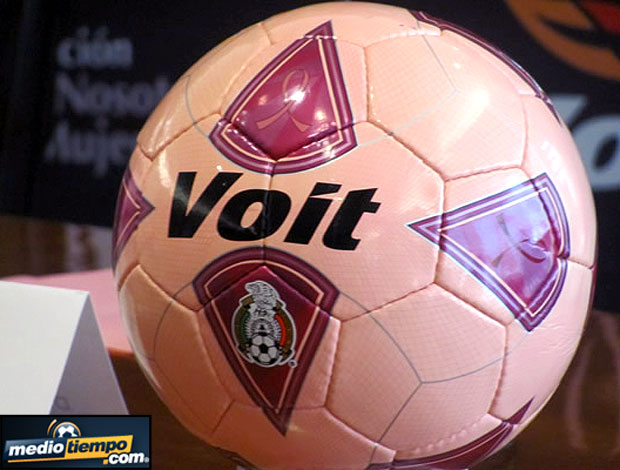 FOTO: Federação Mexicana de Futebol lança bola rosa