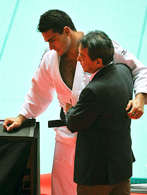 Leandro Guilheiro sendo consolado após a final do Mundial de judô