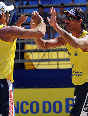 Márcio e Ricardo comemoram vôlei de praia