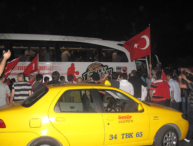 Basquete torcedores Turquia ônibus