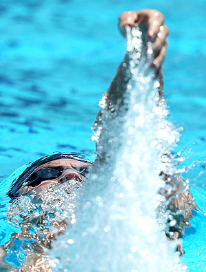 Guilherme Guido na prova dos 100 metros costas na Copa do Mundo de natação