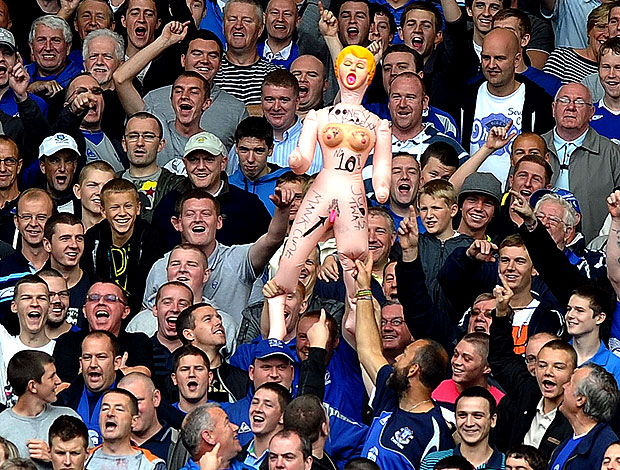 torcida do Everton com boneca inflável de Rooney contra o Manchester United