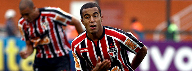 Lucas comemora gol do São Paulo contra o Palmeiras