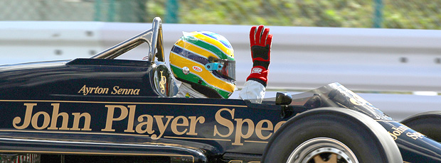 Bruno Senna anda na Lotus de Ayrton Senna