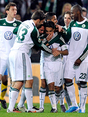 wolfsburg comemora gol contra o Victoria Hamburg 