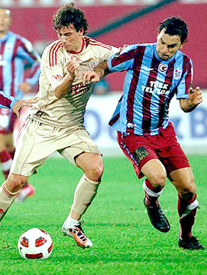 Elano em ação pelo Galatasaray contra o Trabzonspor