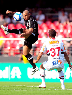 Roberto Carlos e Lucas no jogo entre São Paulo e Corinthians