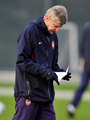 Arsene Wenger no treino do Arsenal para a Liga dos Campeões (Foto: AFP)