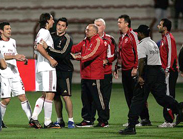 Ibrahimovic briga técnico do Al AHli 