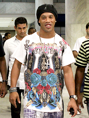 Ronaldinho desembarque aeroporto (Foto: AG. News)