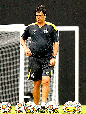 Adilson Batista no treino do Santos (Foto: Ricardo Saibun / Site Oficial do Santos)