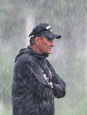 Tite no treino do Corinthians com chuva (Foto: Ag. Estado)