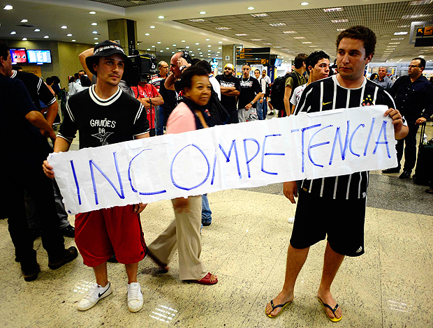 torcedores do Corinthians protestam no desembarque do time