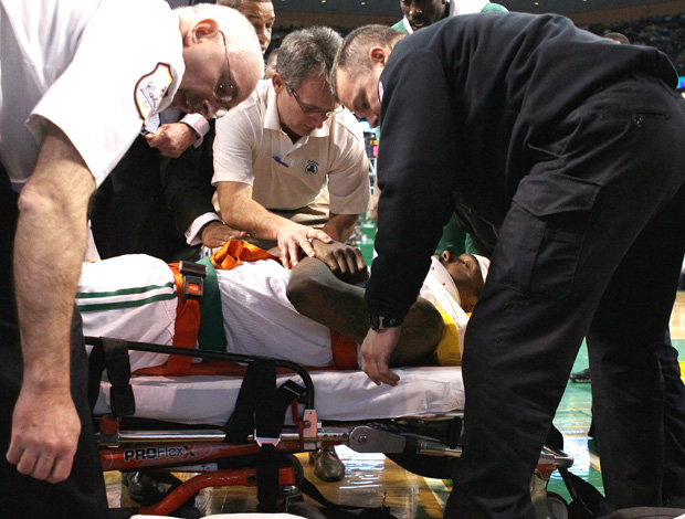 Marquis Daniels recebendo atendimaneto médico (Foto: Getty Images)