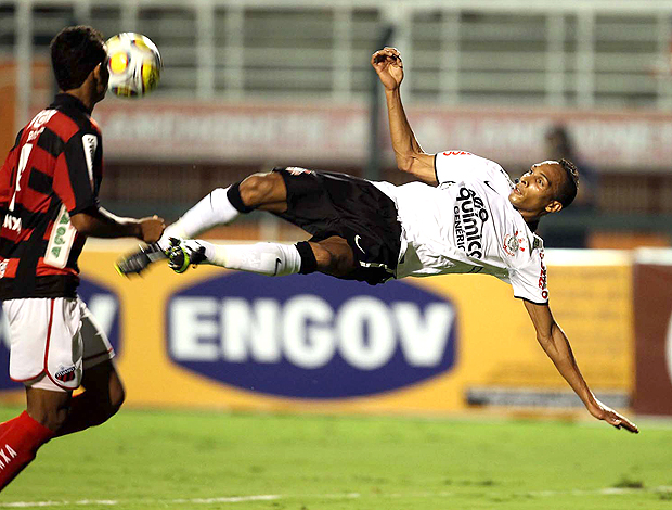 Liedson voleio Corinthians (Foto: Marcos Ribolli / Globoesporte.com)
