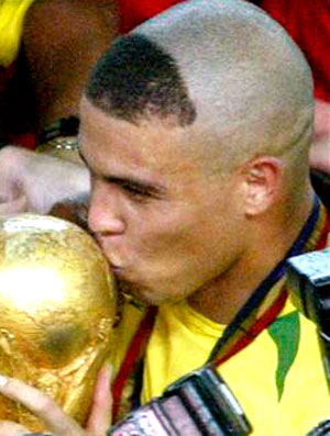 Ronaldo com a taça da Copa do Mundo (Foto: Reuters)
