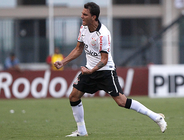 Fabio Santos gol Corinthians (Foto: Ag. Estado)