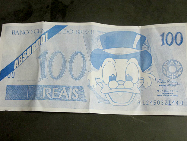 Nota 100 reais protesto ingresso Santos (Foto: Adilson Barros / Globoesporte.com)