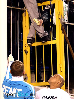 torcida do Zenit provoca Roberto Carlos (Foto: reprodução / Sport812)