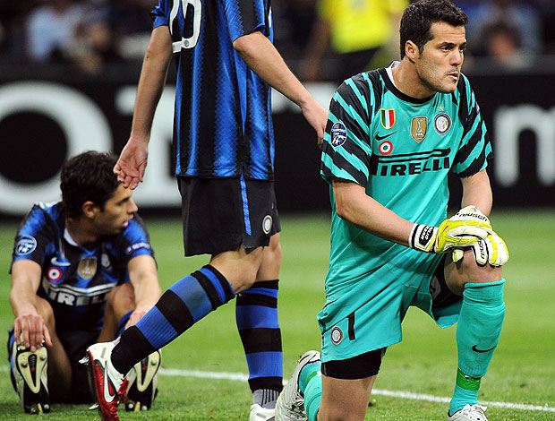 Julio Cesar sofre gol na partida do Inter de Milão contra o Schalke (Foto: EFE)