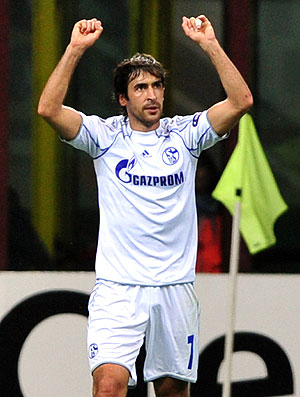 Raul comemora gol do Schalke contra o Inter de Milão (Foto: AFP)