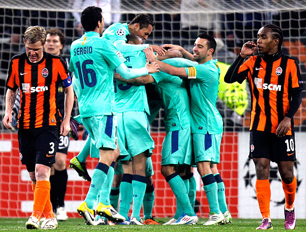 jogadores do Barcelona comemoram gol do Messi contra o Shakhtar (Foto: AP)
