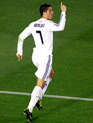 Cristiano Ronaldo comemora gol do Real Madrid contra o Barcelona (Foto: EFE)