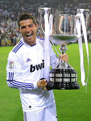 Cristiano Ronaldo com a taça da Copa do Rei  (Foto: AP)