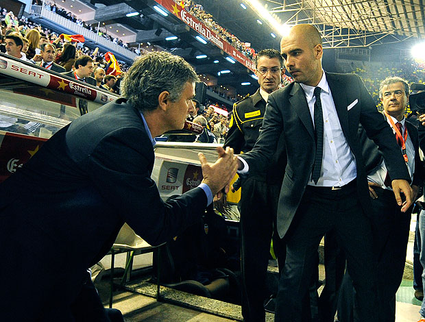 José Mourinho e Pep Guardiola na partida do Barcelona contra o Real Madrid (Foto: AFP)